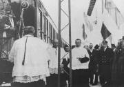 11 gen 1925 - Il Vescovo di Belluno Mons.G.Cattarossi scende dal treno ad Agordo - cliccare per ingrandire